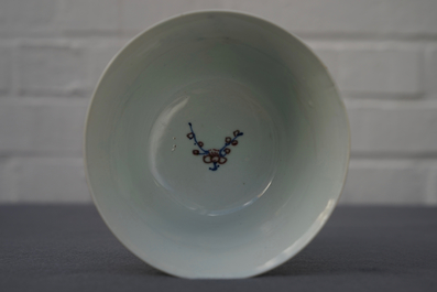 Un bol en porcelaine de Chine bleu, blanc et rouge sur fond c&eacute;ladon, Kangxi